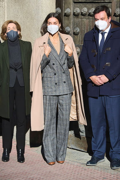 Letizia d'Espagne en costume pantalon à carreaux