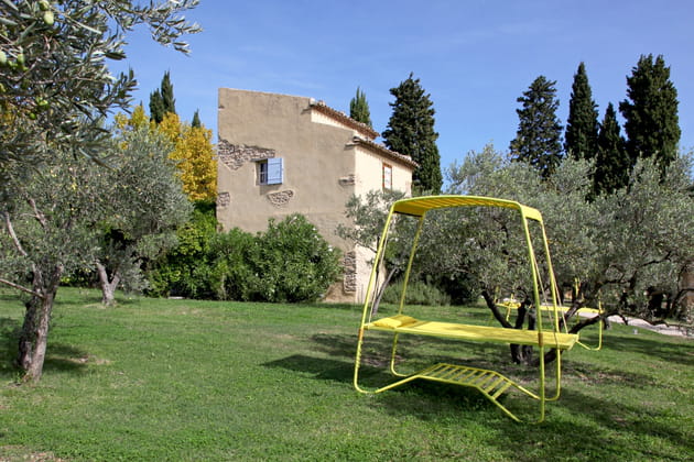 Un espace d&eacute;tente au milieu des oliviers