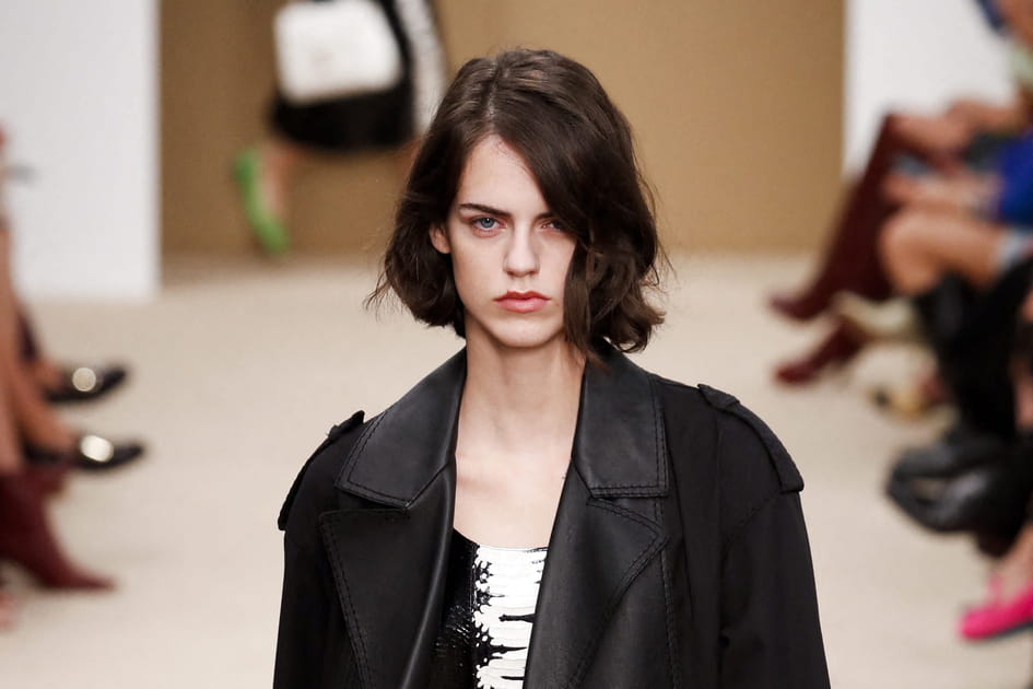 Le carr&eacute; wavy avec une m&egrave;che sur le c&ocirc;t&eacute;