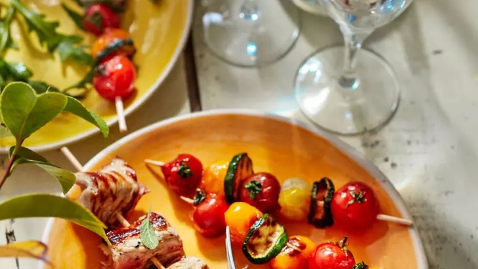 Brochettes de mini saltimbocca aux légumes grillés