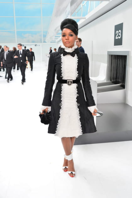 Janelle Monae en robe blanche et noire