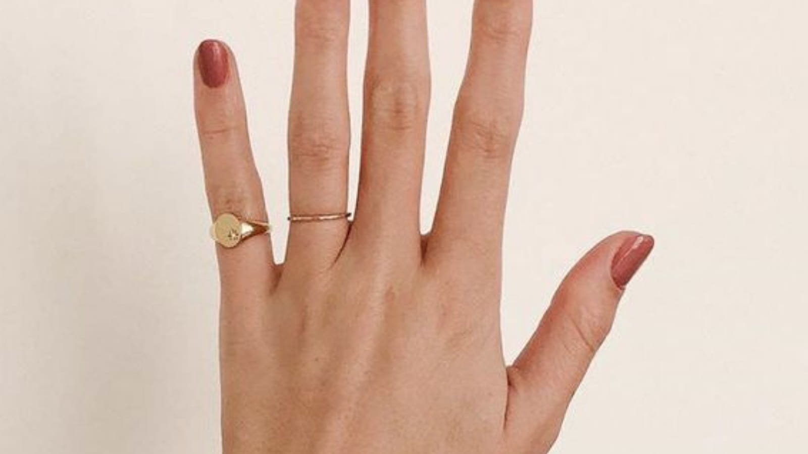 Une manucure nude terracotta
