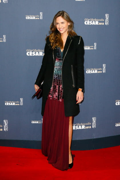 Ophélie Meunier en jupe longue fendue et veste verte en velours