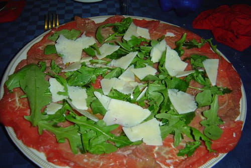 Carpaccio de boeuf, roquette et pecorino : la recette facile