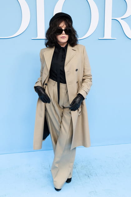 Isabelle Adjani en pantalon et veste beige assortie