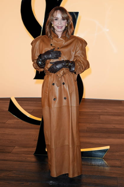 Philippine Leroy-Beaulieu en robe longue en cuir camel