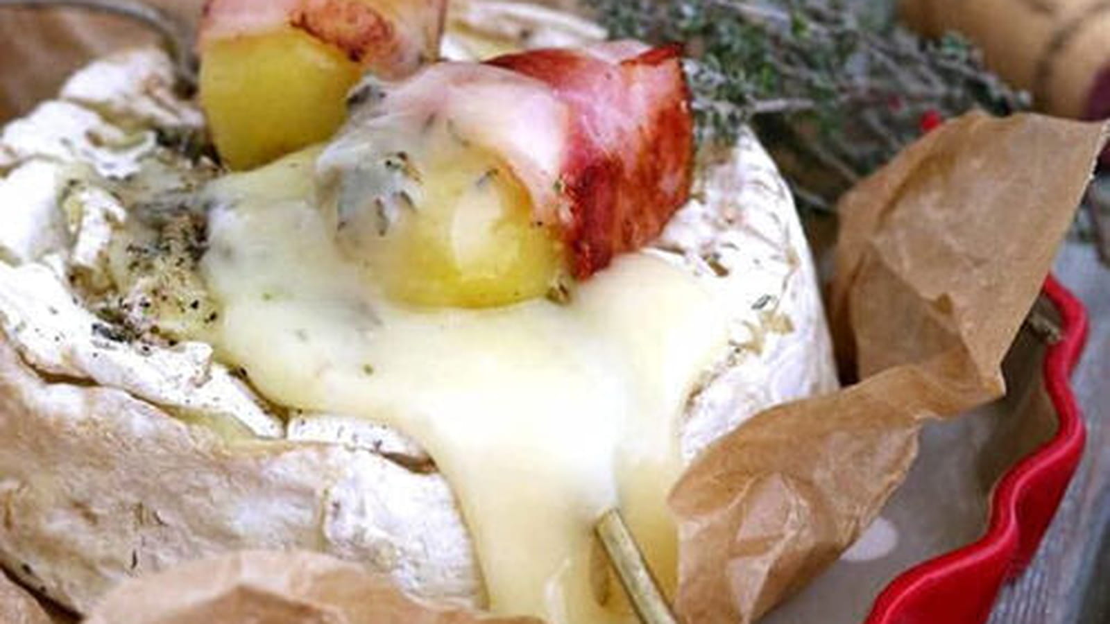 Camembert rôti au four, pommes de terre lardées