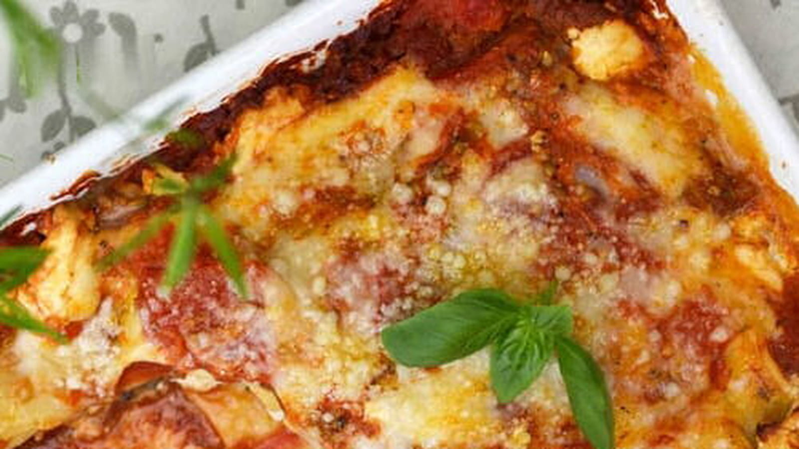 Lasagnes aux tomates fraîches, sardines, feta et basilic