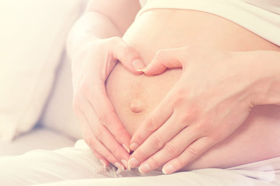 Grossesse mois par mois : évolution de bébé, suivi et examens médicaux