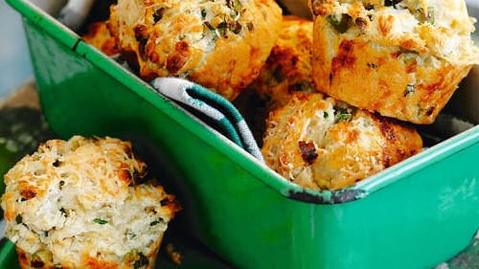 Muffins aux trois fromages et à l'oignon
