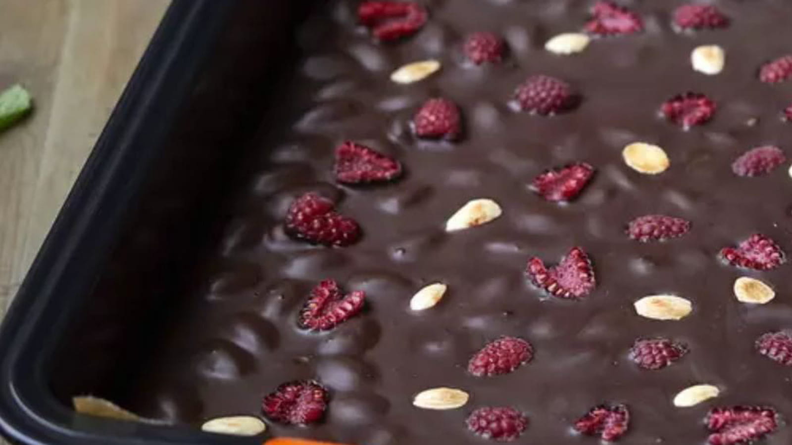 Nougat au chocolat avec framboises, amandes et menthe