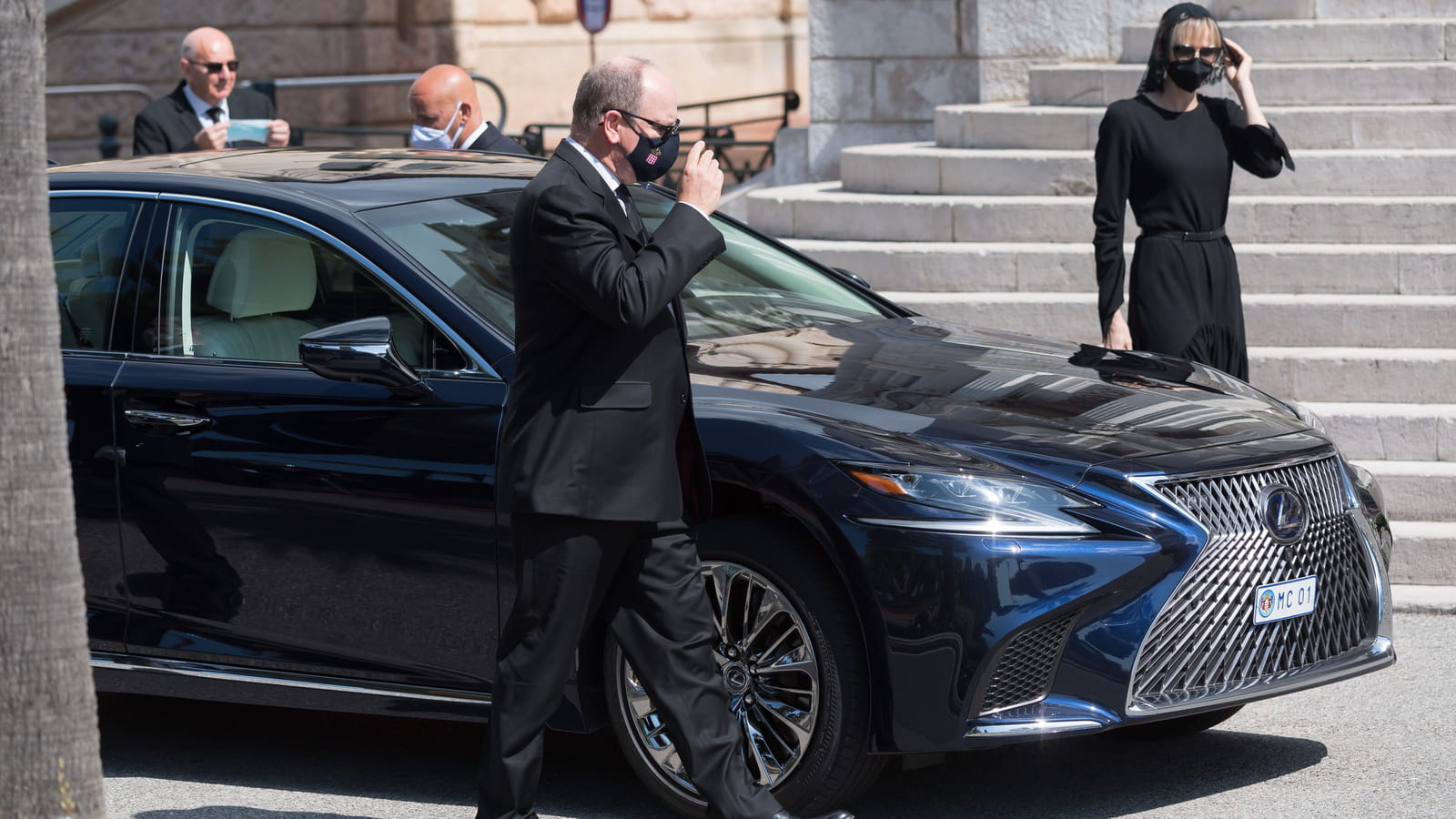 Albert et Charlene de Monaco arrivent aux obsèques