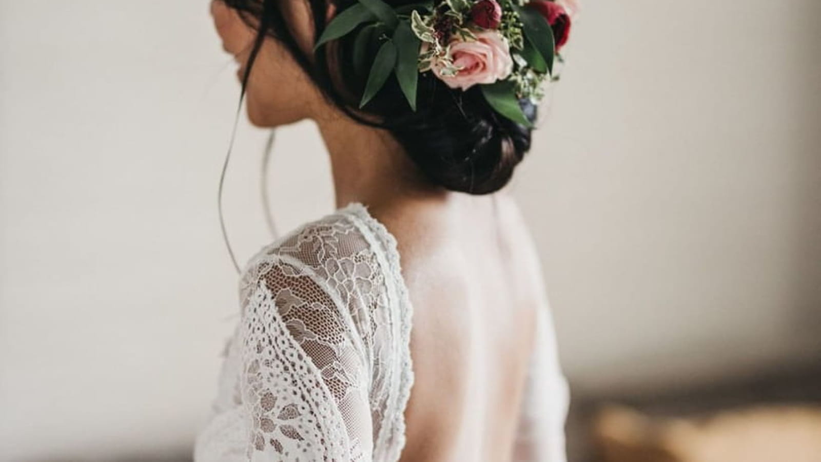 Un chignon bas fleuri