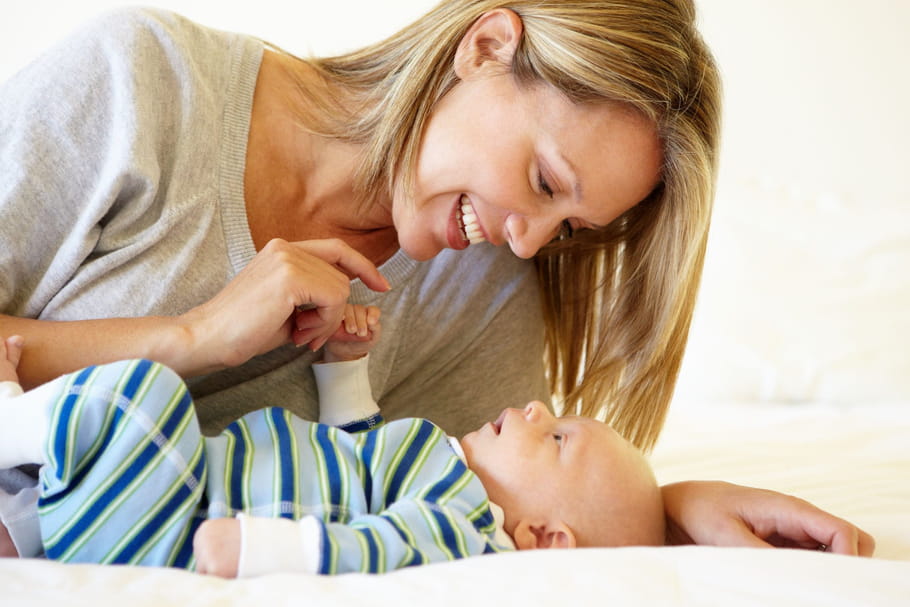 Développement de bébé : comment l'éveiller selon son âge ?