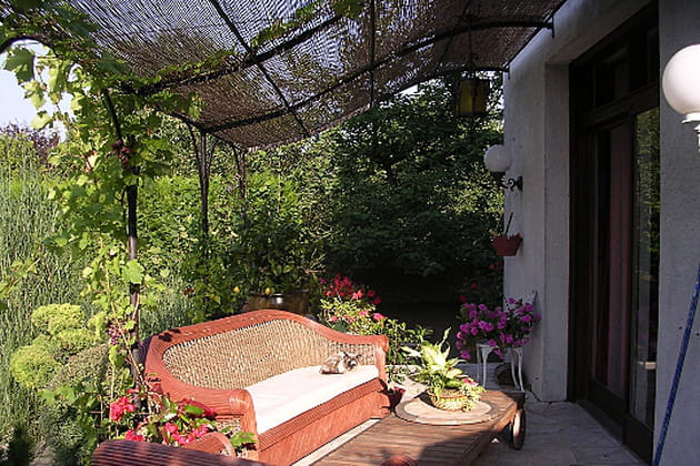 La terrasse en harmonie avec la v&eacute;g&eacute;tation