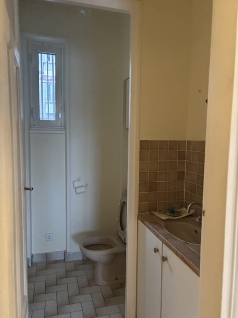 Avant&nbsp;: un cabinet de toilettes rudimentaire