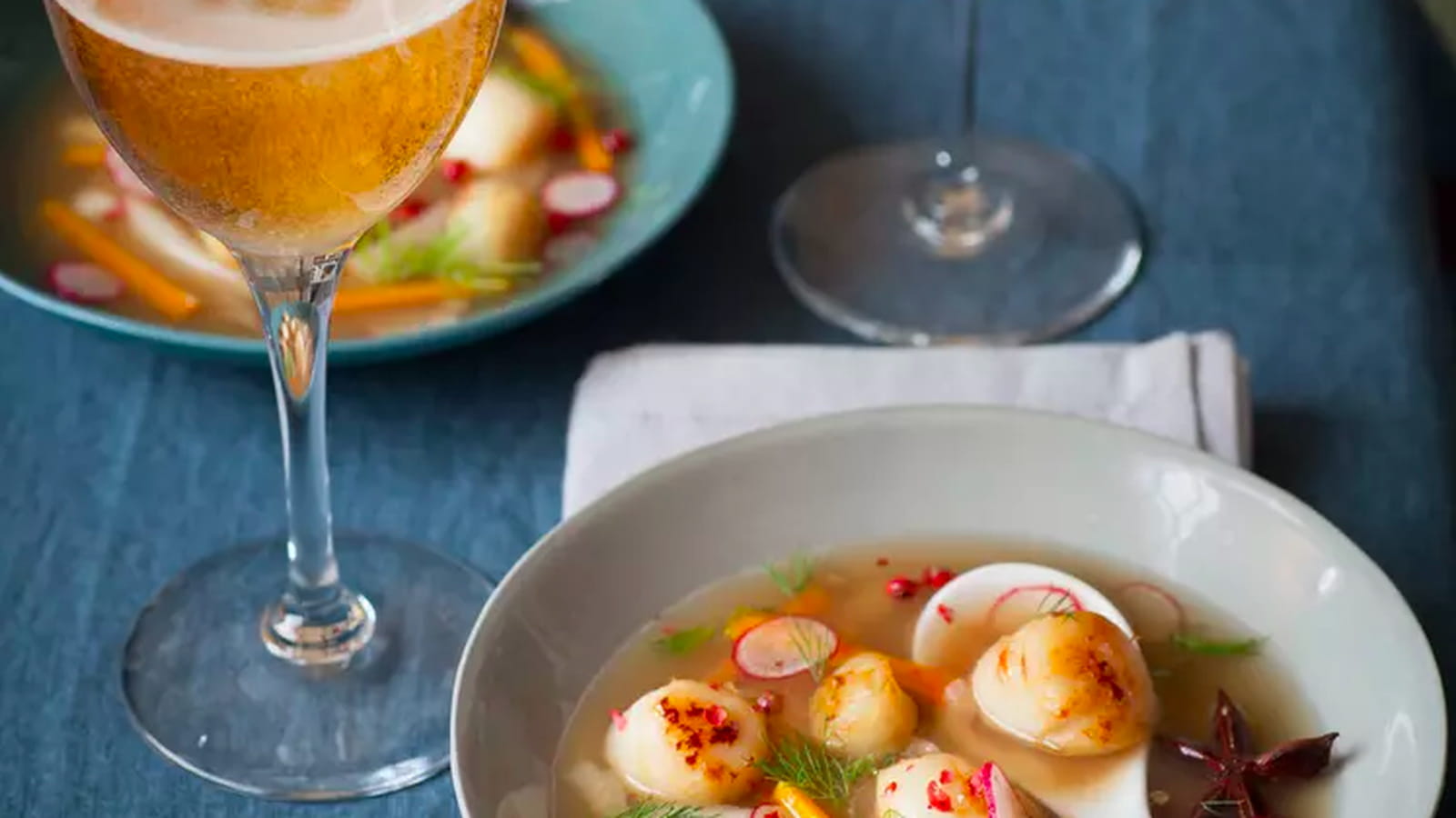 Nage de Saint-Jacques grillées au cidre au fenouil et à l'anis étoilé