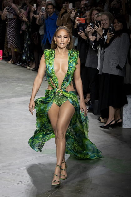 Jennifer Lopez en robe transparente imprim&eacute;e jungle au d&eacute;collet&eacute; plongeant Versace
