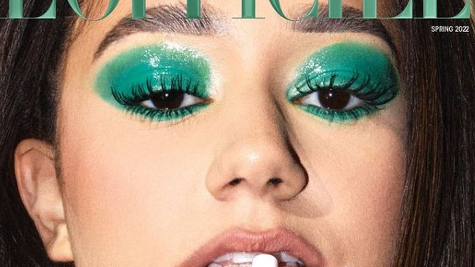 Léna Situations et son maquillage vert glossy