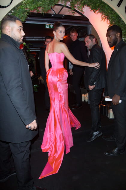 Bella Hadid en robe rose bustier &agrave; tra&icirc;ne