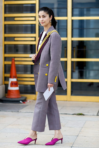 Caroline Issa en costume gris