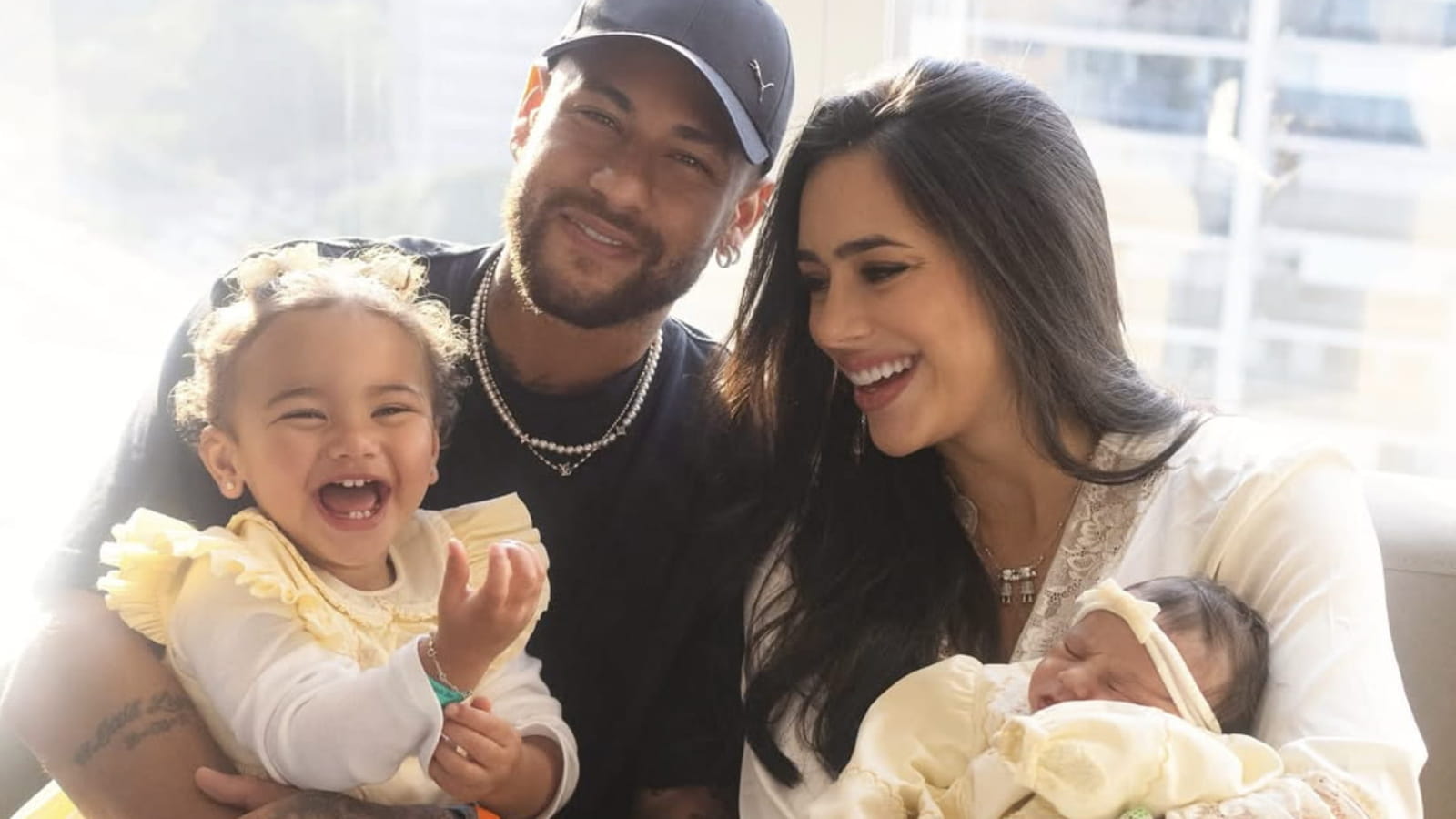 Neymar avec sa compagne et leurs deux filles