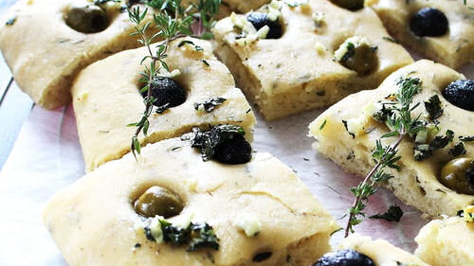Focaccia aux olives et thym frais