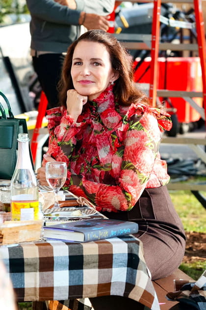 Charlotte York en blouse en mousseline de soie florale Gucci