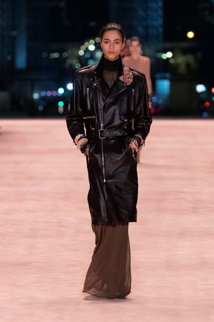 D&eacute;fil&eacute; Saint Laurent automne-hiver 2022-2023