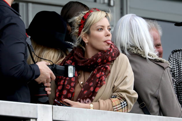 Lily Allen fait la malicieuse au Cheltenham Festival