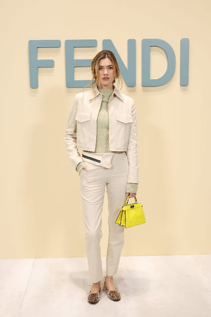 Zita d'Hauteville en veste courte, top vert et sac &agrave; main jaune fluo