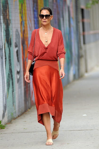 Katie Holmes version ville en tenue ocre