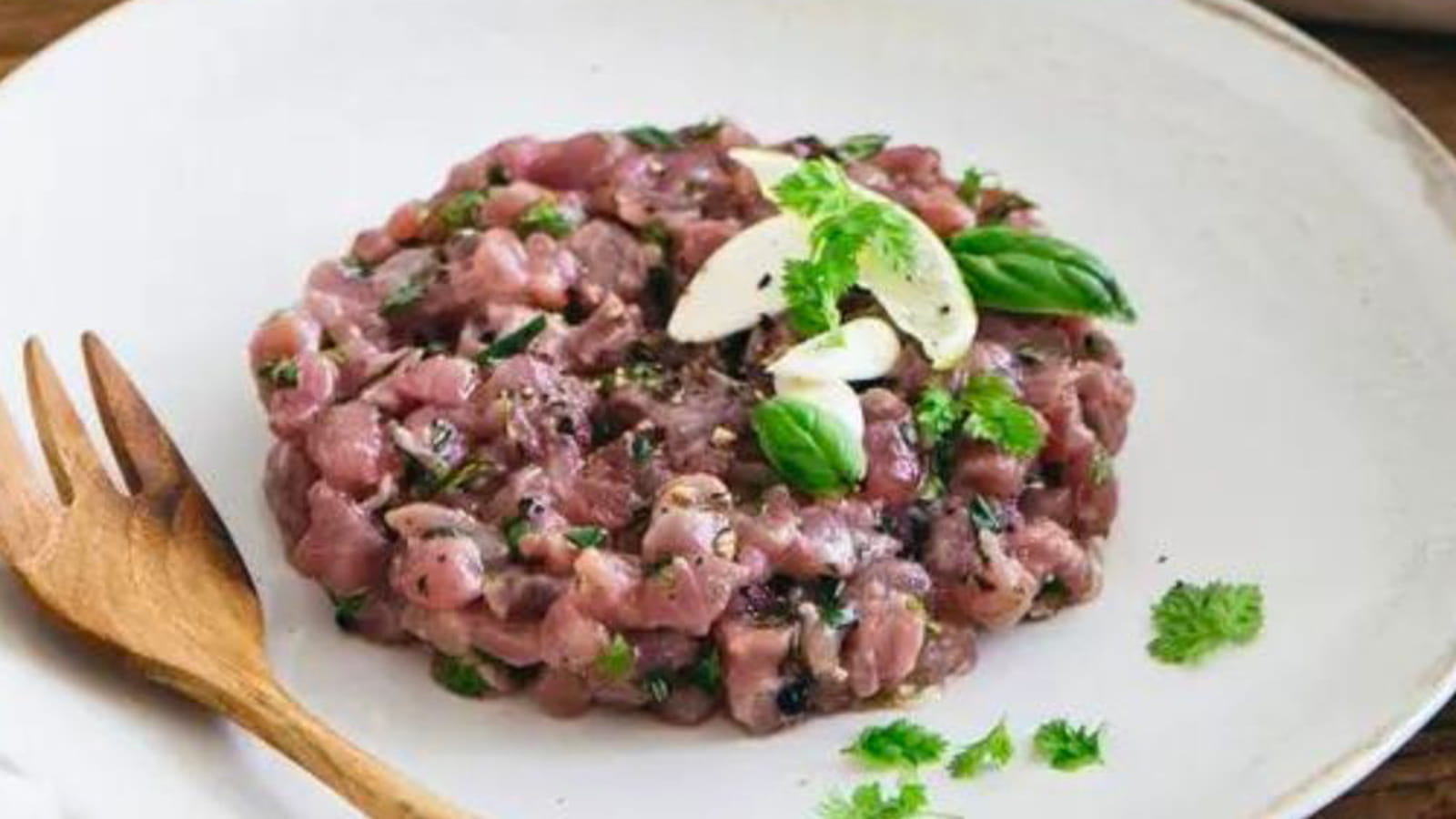Tartare de veau, pêches blanches et haricots verts