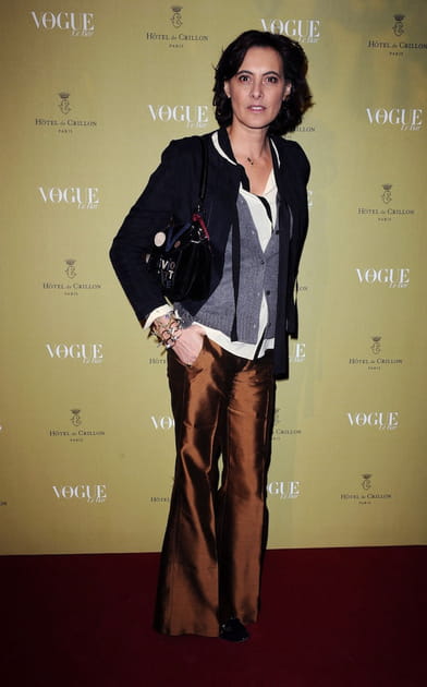 Ines de la Fressange en gilet gris et pantalon évasé en satin marron