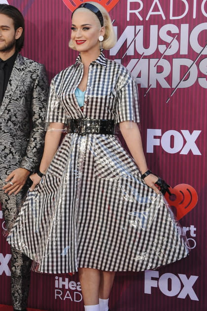 FLOP&nbsp;: Katy Perry en robe plastique &agrave; carreaux