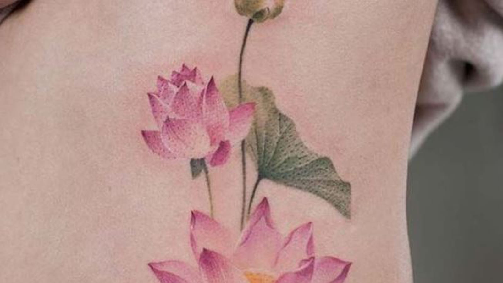 Fleur de lotus réaliste sur le flanc