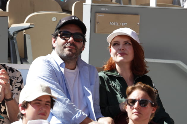 La chanteuse Élodie Frégé repérée sous le soleil de Roland-Garros