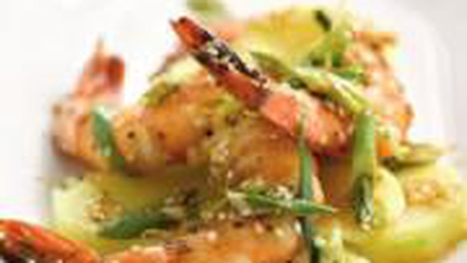 Wok de pommes de terre aux oignons, sésame et gambas
