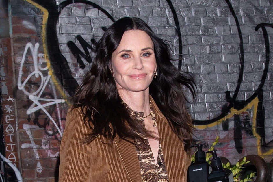 Le ras de cils brun de Courtney Cox