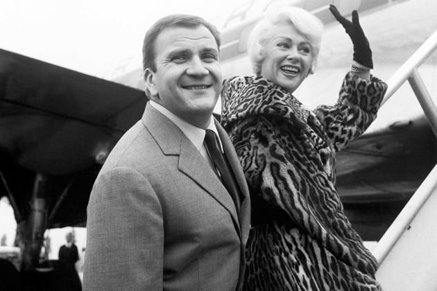Martine Carol et Pierre Mondy prennent l'avion à Orly, 1960