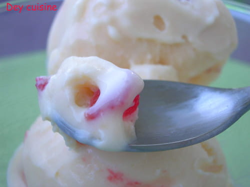Glace citron aux morceaux de fraises séchées