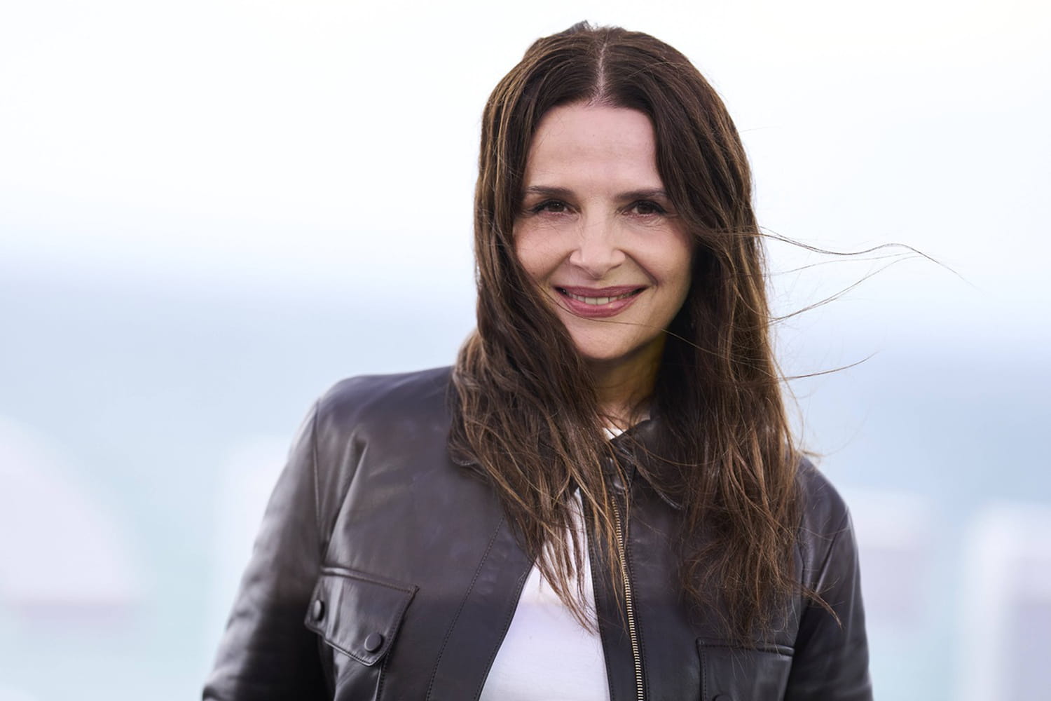 Juliette Binoche gives herself an unexpected look on the red carpet and shakes up the codes of glamor