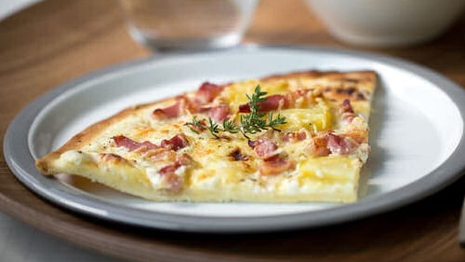 Pizza à la crème fraîche et aux lardons