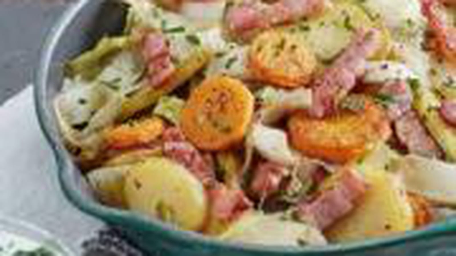 Poêlée aux pommes de terre, lardons, carottes, endives, crème aux fines herbes