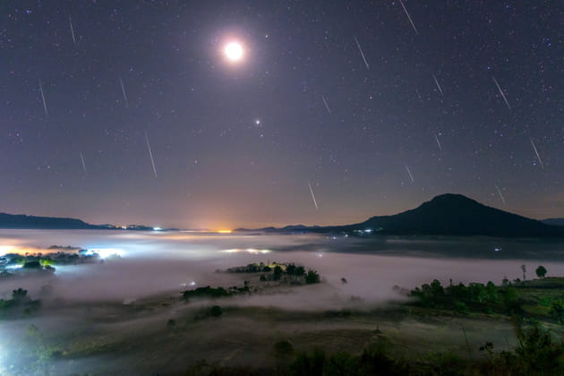 Pluie d'étoiles filantes en Thaïlande : des Géminides survolent une mer de brume sacrée