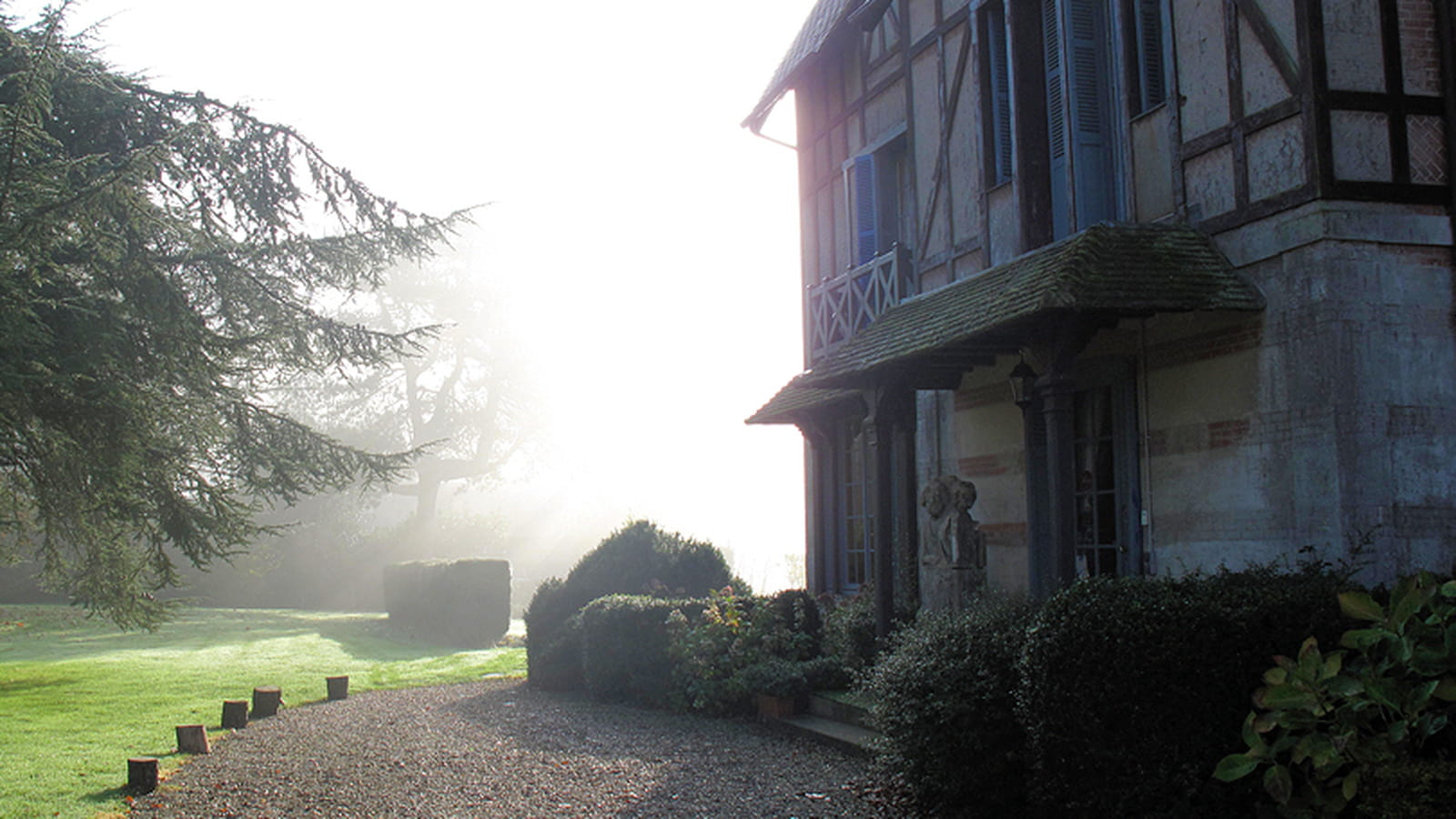 Manoir dans la brume