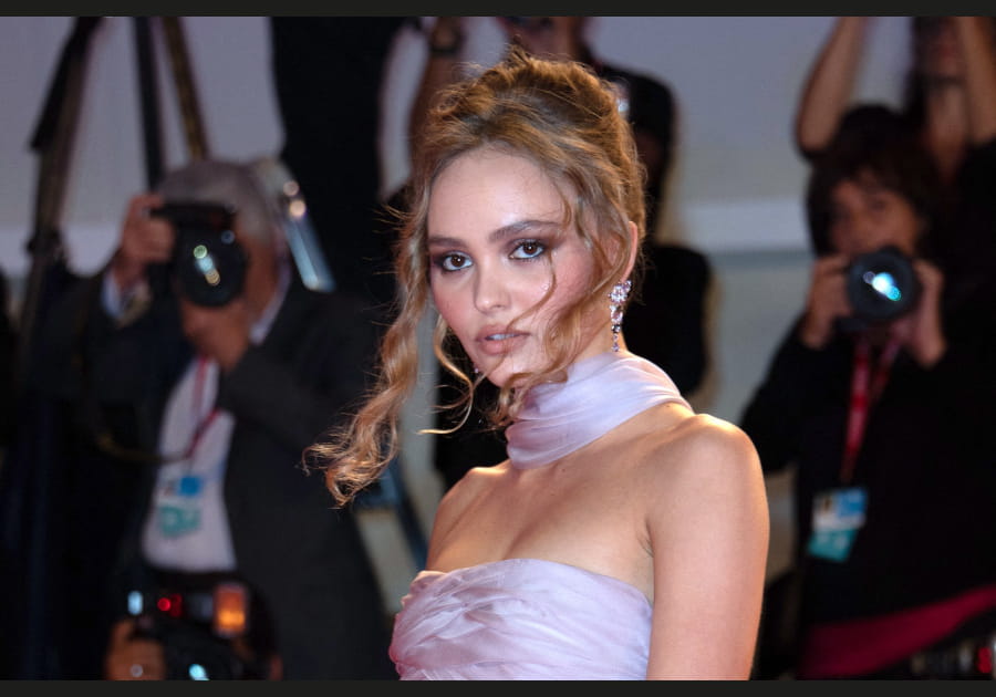 Le chignon boh&egrave;me de Lily-Rose Depp