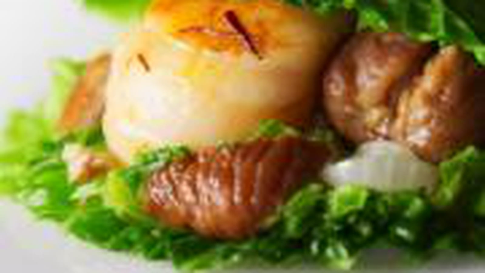 Saint-Jacques et châtaignes en coquille de chou