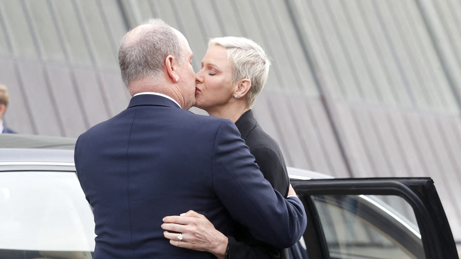 Charlene et Albert s'embrassent sur la bouche à Oslo - PHOTOS en famille
