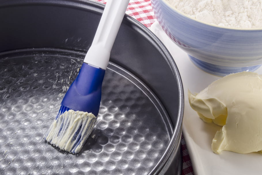 Comment beurrer un moule sans se salir les doigts ?